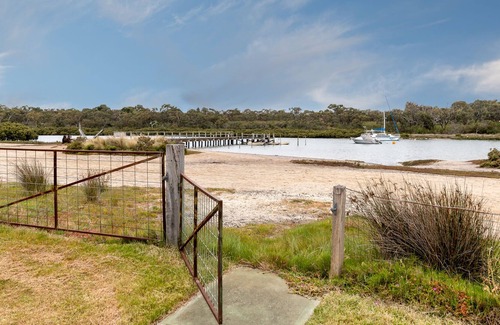 Warneet Maison | Spacious Beach house with Estuary Views with kayaks