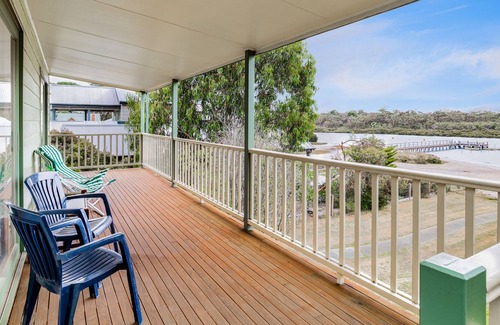 Warneet Maison | Spacious Beach house with Estuary Views with kayaks