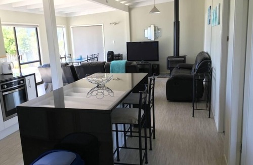 Pukehina Maison | Spacieux Family Bach en bord de mer avec studio supplémentaire