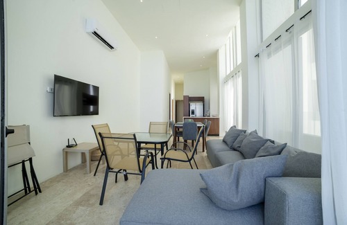 Miramar Appartement | Spacious beachfront apartment with ocean views, private balcony & heated pool