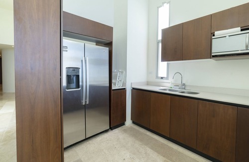 Miramar Appartement | Spacious beachfront apartment with ocean views, private balcony & heated pool