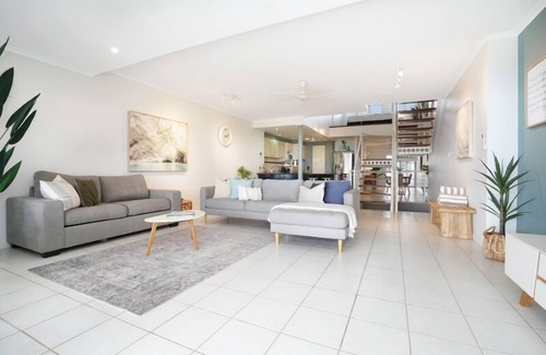 Cullen Bay Appartement | Spacious Beachside Retreat, Plunge Pool + Patio