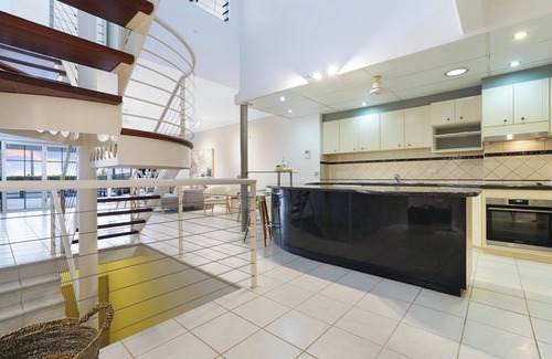 Cullen Bay Appartement | Spacious Beachside Retreat, Plunge Pool + Patio