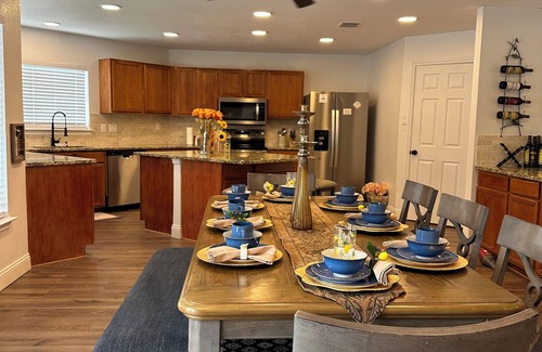 South Arlington Maison | Spacious Beautiful Corner Lot Home
