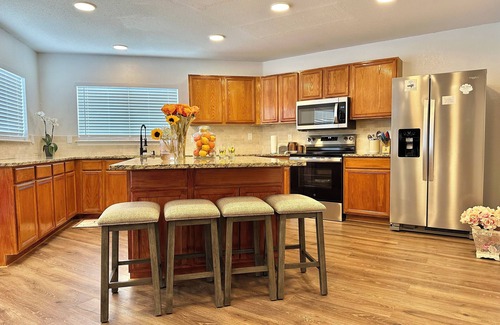 South Arlington Maison | Spacious Beautiful Corner Lot Home