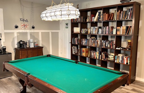 Independence Maison | Spacious, beautiful, fun packed basement with kitchen, bath, pool table & 85" TV