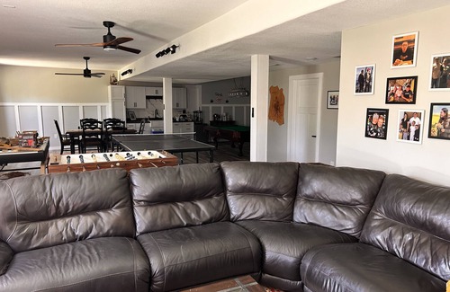 Independence Maison | Spacious, beautiful, fun packed basement with kitchen, bath, pool table & 85" TV