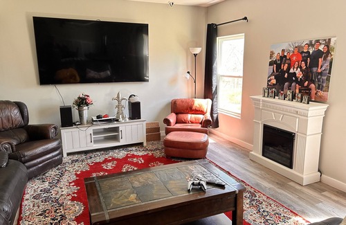 Independence Maison | Spacious, beautiful, fun packed basement with kitchen, bath, pool table & 85" TV