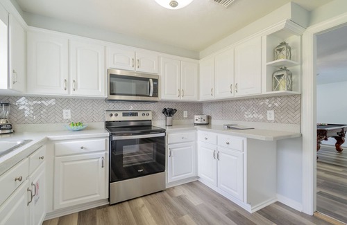 Glenwood Maison | Spacious, Beautiful Renovated pool home steps from the beach!