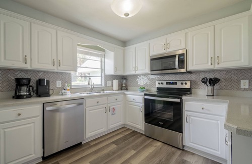 Glenwood Maison | Spacious, Beautiful Renovated pool home steps from the beach!
