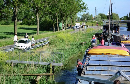 Merkem Location De Bateaux | Bateau confortable près du lac