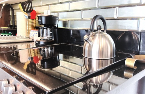 Greenwood Appartement | Spacious Boutique Apartment w/Laundry + Roof Deck + 5 min to Subway + Parking