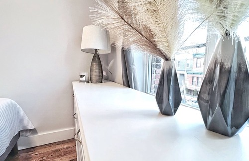 Greenwood Appartement | Spacious Boutique Apartment w/Laundry + Roof Deck + 5 min to Subway + Parking
