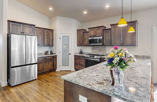 Rye Maison | Spacious brand new home w/ mountain views, gas fireplace & firepit