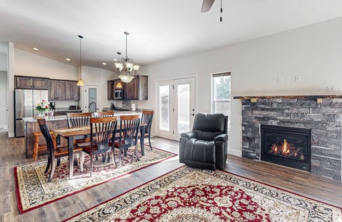 Rye Maison | Spacious brand new home w/ mountain views, gas fireplace & firepit
