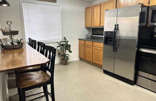 Lynden Maison | Spacious! Breakfast! Hot tub! Comfy! Location!