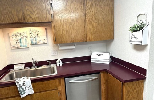 Lynden Maison | Spacious! Breakfast! Hot tub! Comfy! Location!