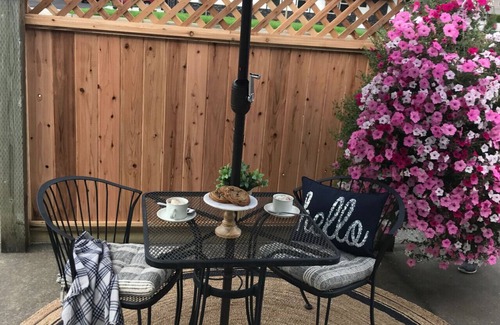 Lynden Maison | Spacious! Breakfast! Hot tub! Comfy! Location!