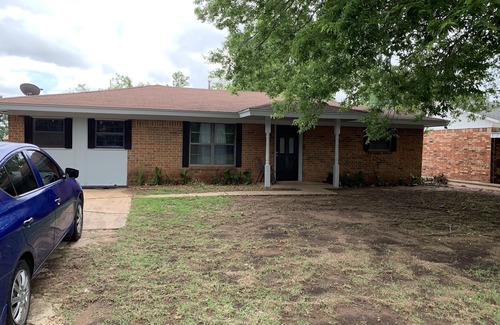 Fort Cobb Maison | Spacious Brick Home