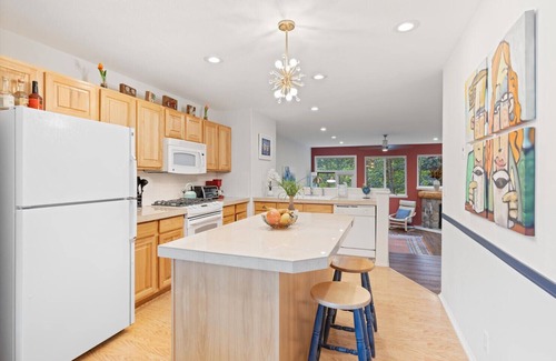 Frisco Maison | Spacious, bright Frisco 3BD 3BA with beautiful views 1 block from center of town