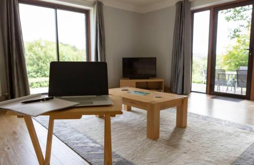 Llanybri Maison | Spacious bungalow with estuary views near Llansteffan
