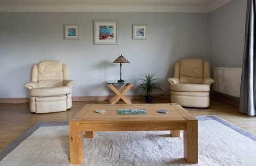 Llanybri Maison | Spacious bungalow with estuary views near Llansteffan