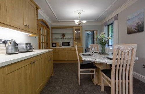 Llanybri Maison | Spacious bungalow with estuary views near Llansteffan