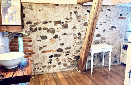 Chalmoux Autre | Spacious Burgundy Farmhouse Getaway | Vineyards, Firelight & Family Dinners