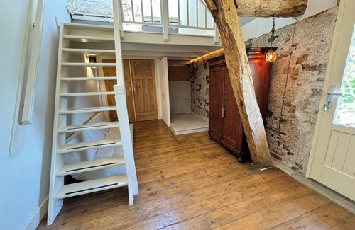 Chalmoux Autre | Spacious Burgundy Farmhouse Getaway | Vineyards, Firelight & Family Dinners