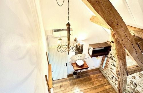 Chalmoux Autre | Spacious Burgundy Farmhouse Getaway | Vineyards, Firelight & Family Dinners