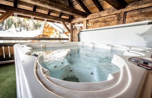 Plagne 1800 Chalet De Ski | Chalet spacieux 15 pers. à Plagne 1800, au pied des pistes avec jacuzzi et sauna