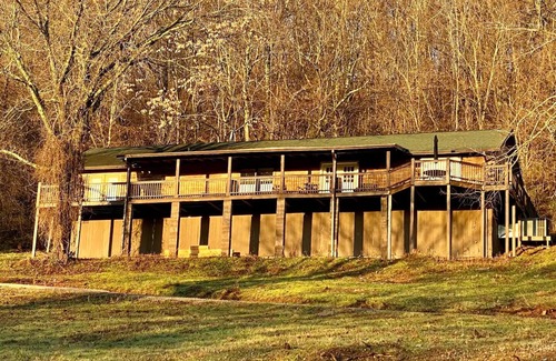 Thompson's Station Cabine | Spacious Cabin with Large Porch and Beautiful Views