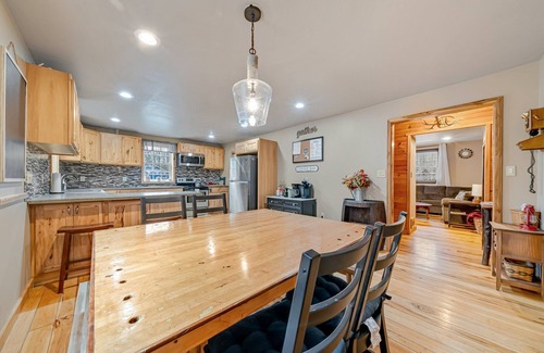 Jefferson Township Cabine | Spacious Cabin w/ Hot Tub 3Bed, 2 bath