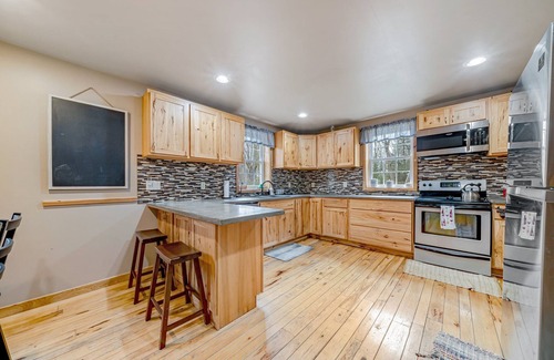 Jefferson Township Cabine | Spacious Cabin w/ Hot Tub 3Bed, 2 bath