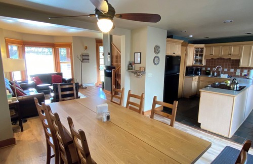 Methow Valley Cabine | Spacious Cabin W/Lrg Fenced Yard in the Heart of Methow Valley