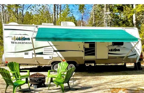 Franklin Maison | Spacious camper with sandy beachfront access!