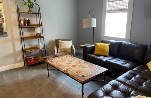 Olde Towne East Cottage | Spacious Carriage House - Olde Towne East - free parking