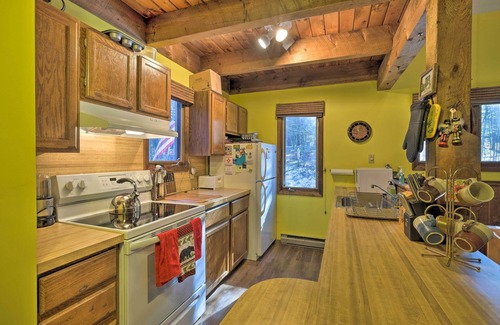 Maplecrest Cabine | Spacious Catskill Mountains ski cabin with fire pit