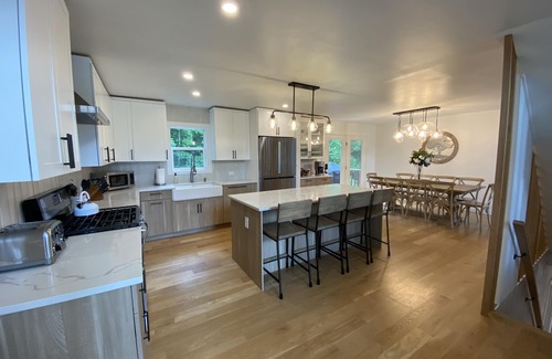 Windham Maison | Elegant Catskill Retreat: 8BR Windham Getaway with Hot Tub & Vineyard Views