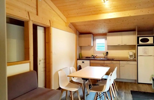 Vouneuil-sur-Vienne Chalet De Ski | Spacious chalet with 3 bedrooms and 2 bathrooms sleeps 6