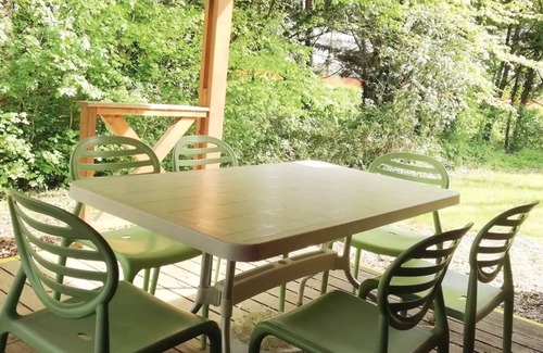 Vouneuil-sur-Vienne Chalet De Ski | Spacious chalet with 3 bedrooms and 2 bathrooms sleeps 6