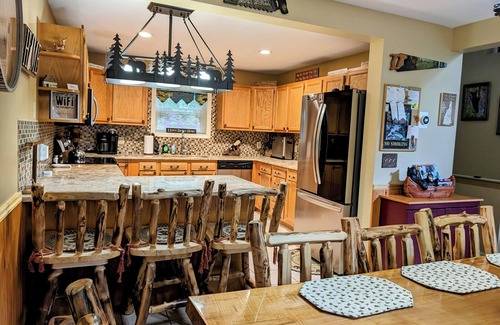 Eidelweiss Village Chalet De Ski | Spacious Chalet Vacation Home in the White Mountain Region Sleeps10,Pet friendly
