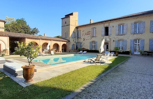 Issus Maison | Spacious chateau in fabulous Issus with swimming pool and tennis, WiFi