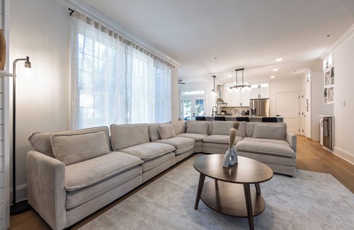 Chevy Chase Maison | Spacious Chevy Chase 7BR – Quick DC Access