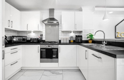 Bordesley Maison | Spacious, Chic Townhouse with Parking & Garden