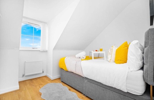 Bordesley Maison | Spacious, Chic Townhouse with Parking & Garden