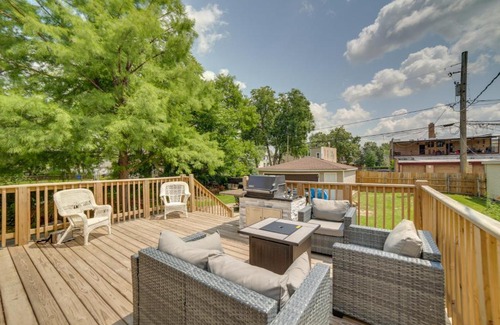 South Austin Appartement | Spacious Chicago Condo with Deck Less Than 9 Mi to Downtown!