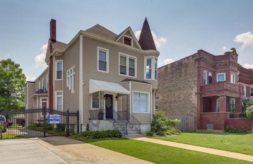 South Austin Appartement | Spacious Chicago Condo with Deck Less Than 9 Mi to Downtown!