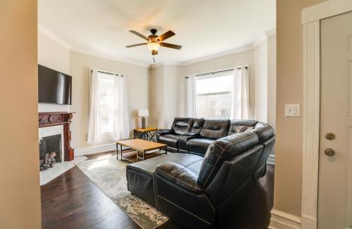 South Austin Appartement | Spacious Chicago Condo with Deck Less Than 9 Mi to Downtown!