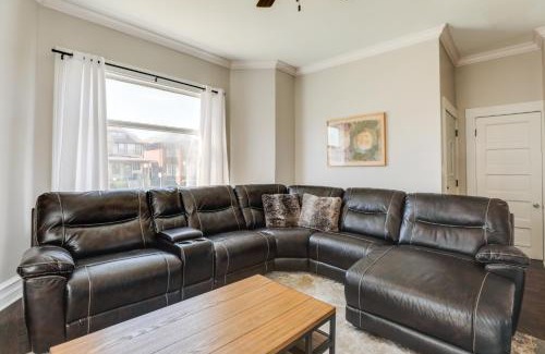 South Austin Appartement | Spacious Chicago Condo with Deck Less Than 9 Mi to Downtown!